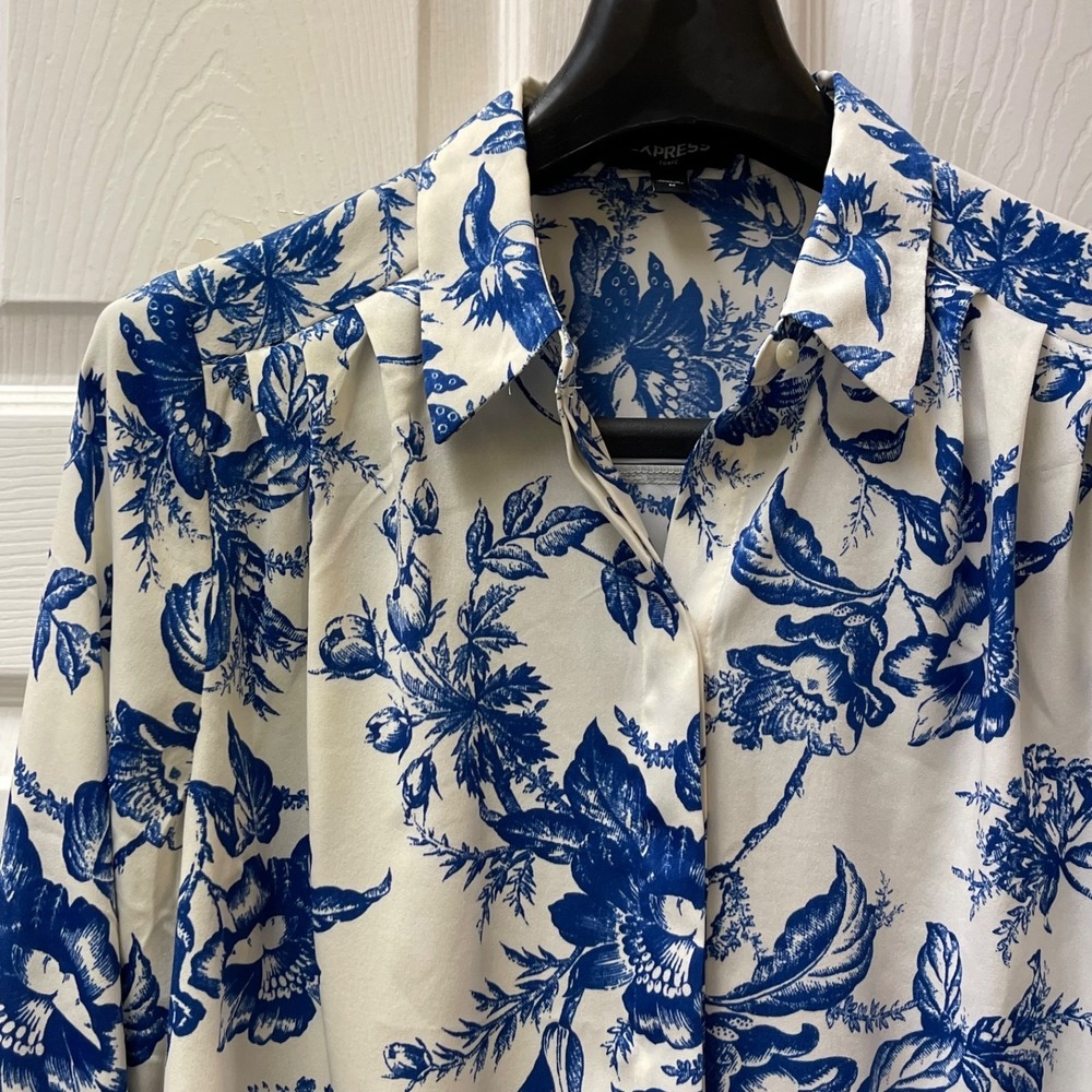 Express Women's Sz M Blue/White Floral Button Down Hi-Lo Pleated Shoulder Tunic